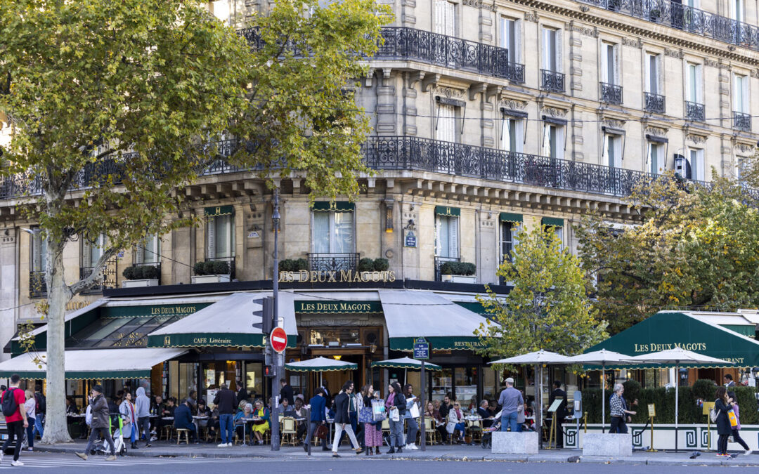 Les Deux Magots et les façades du boulevard Saint-Germain.